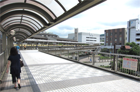 JR川西池田駅から阪急川西能勢口駅のスロープ
